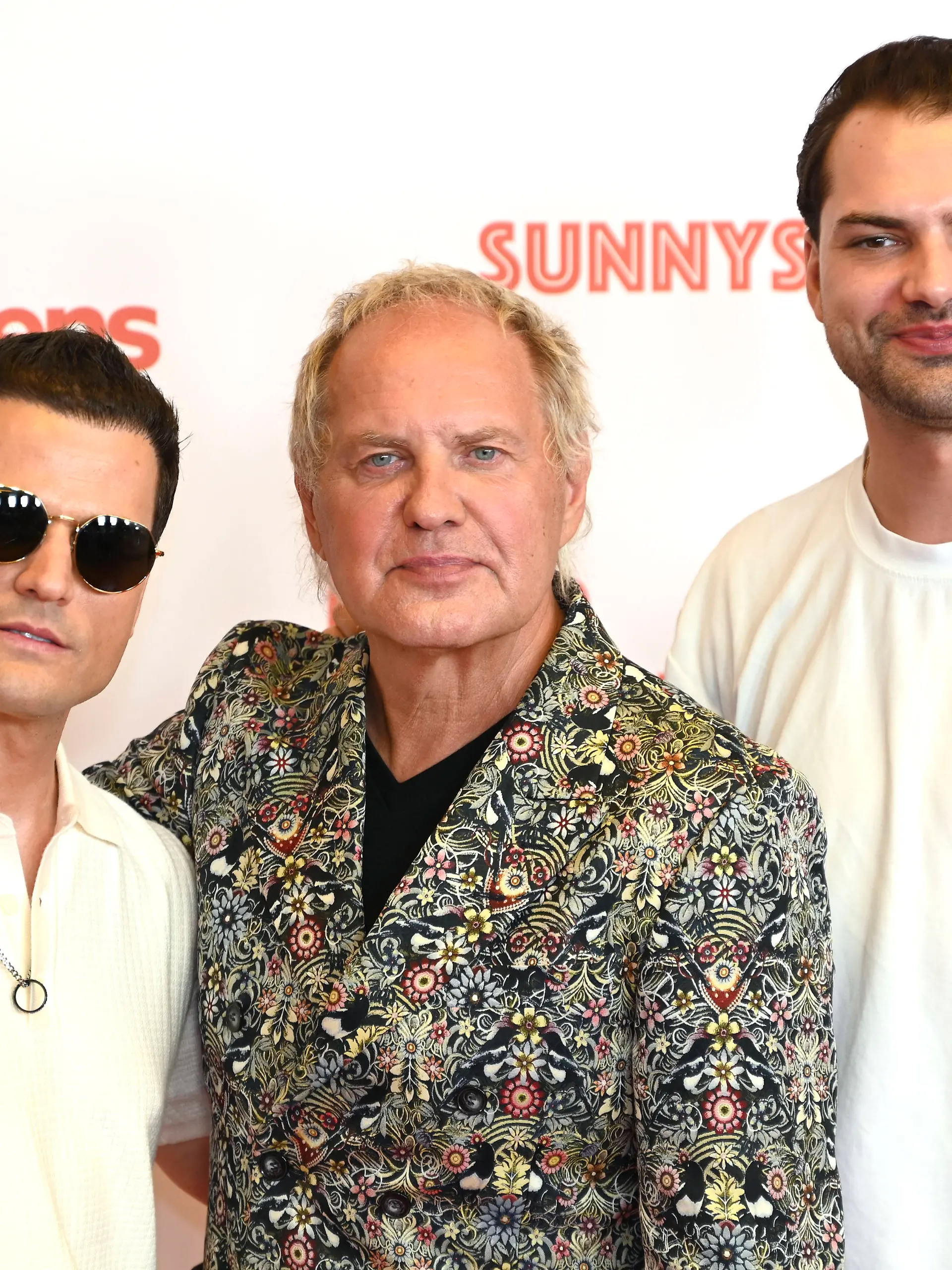 Rocco Stark (links) und Jimi Blue Ochsenknecht (rechts) feiern mit ihrem Vater Uwe Ochsenknecht dessen Filmpremiere.