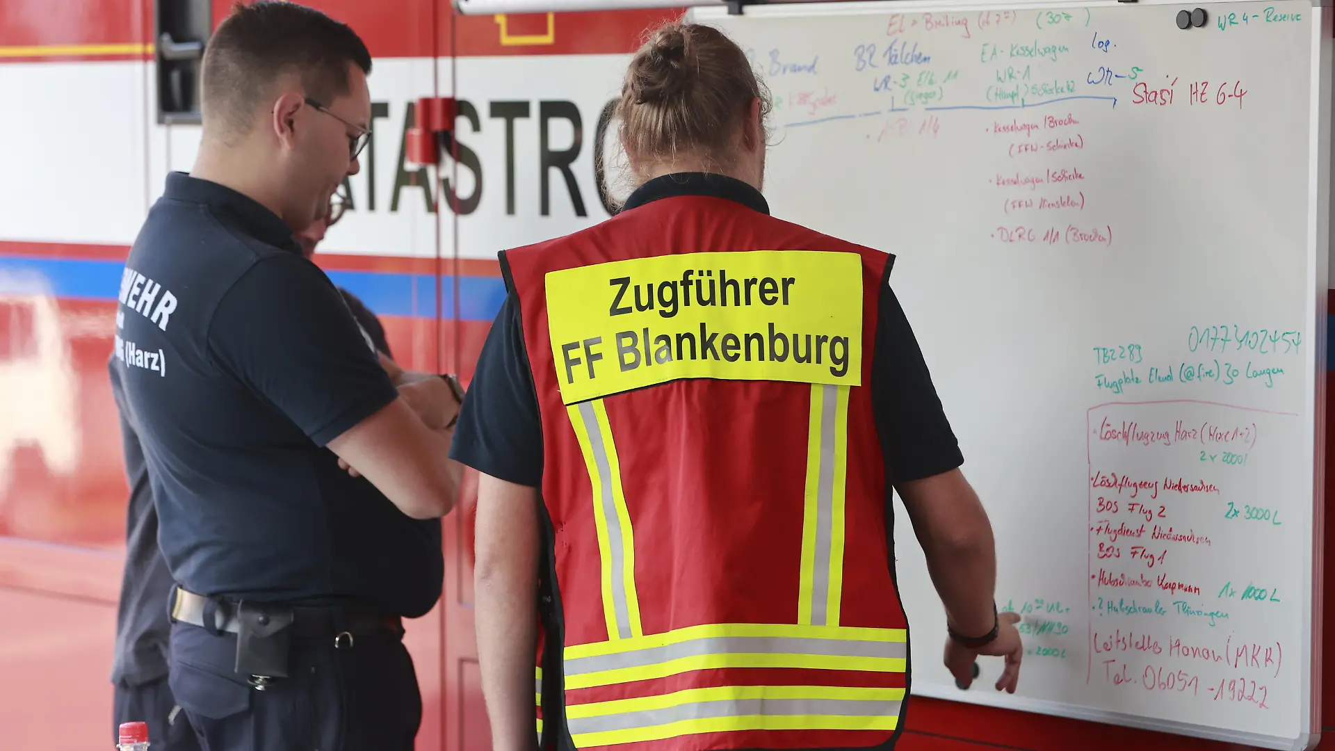 Einsatzkräfte an der Einsatzleitstelle der Feuerwehr in Schierke planen die Waldbrandbekämpfung am Brocken. 