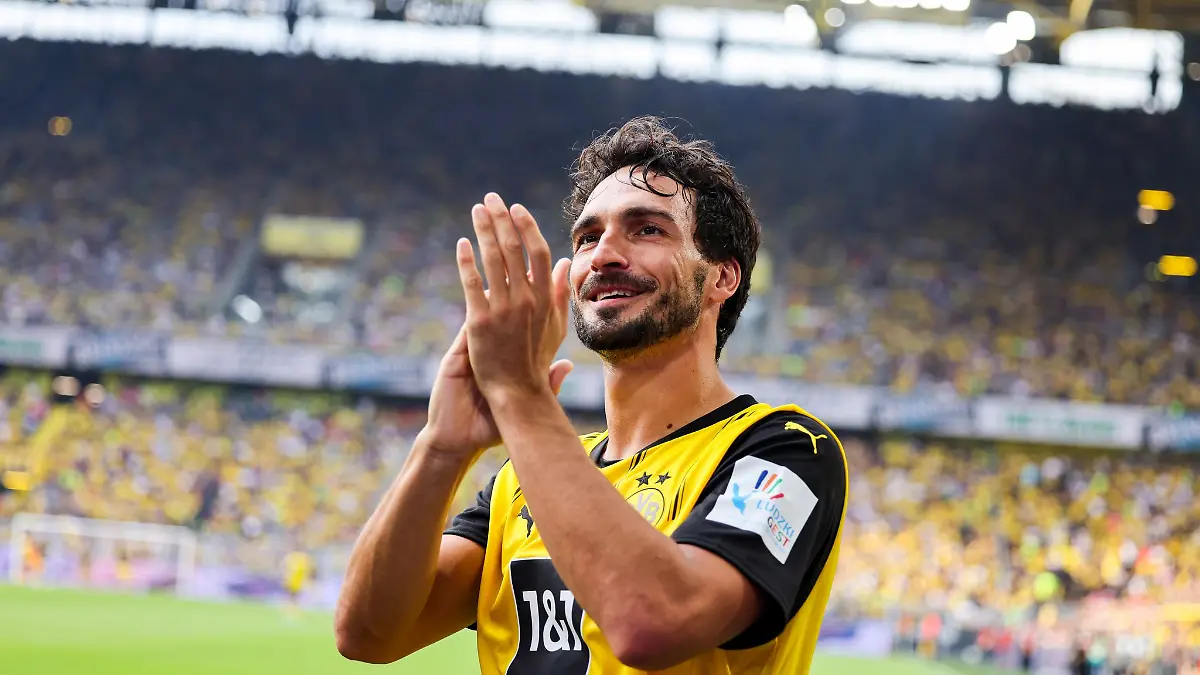 Mats Hummels kam zum Abschiedsspiel mit dem E-Roller.