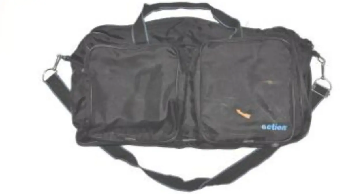 Eine schwarze Sporttasche.