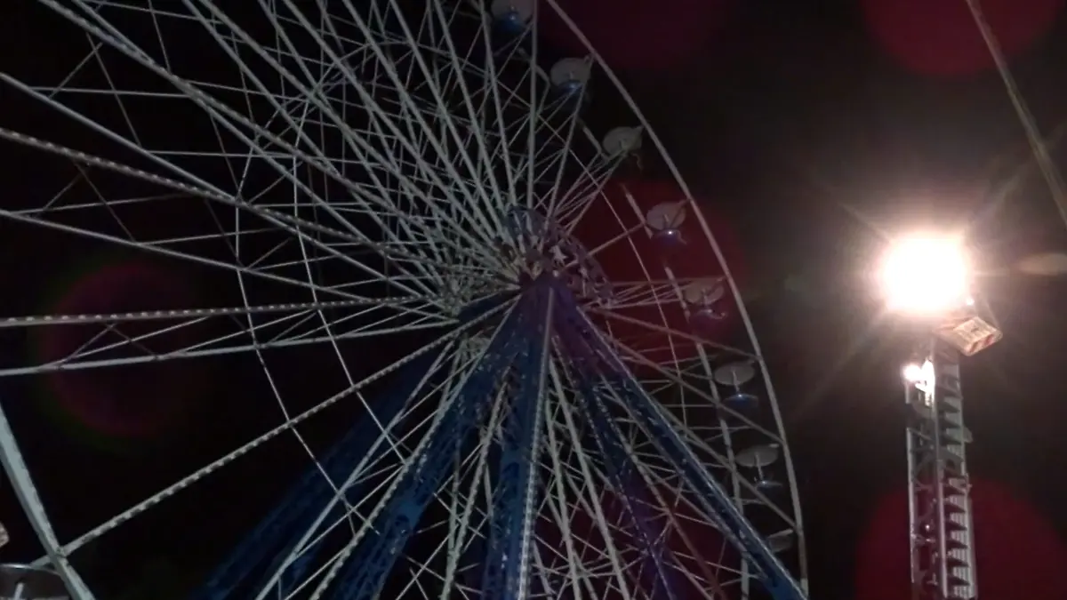 Ein Riesenrad im Dunkeln. 