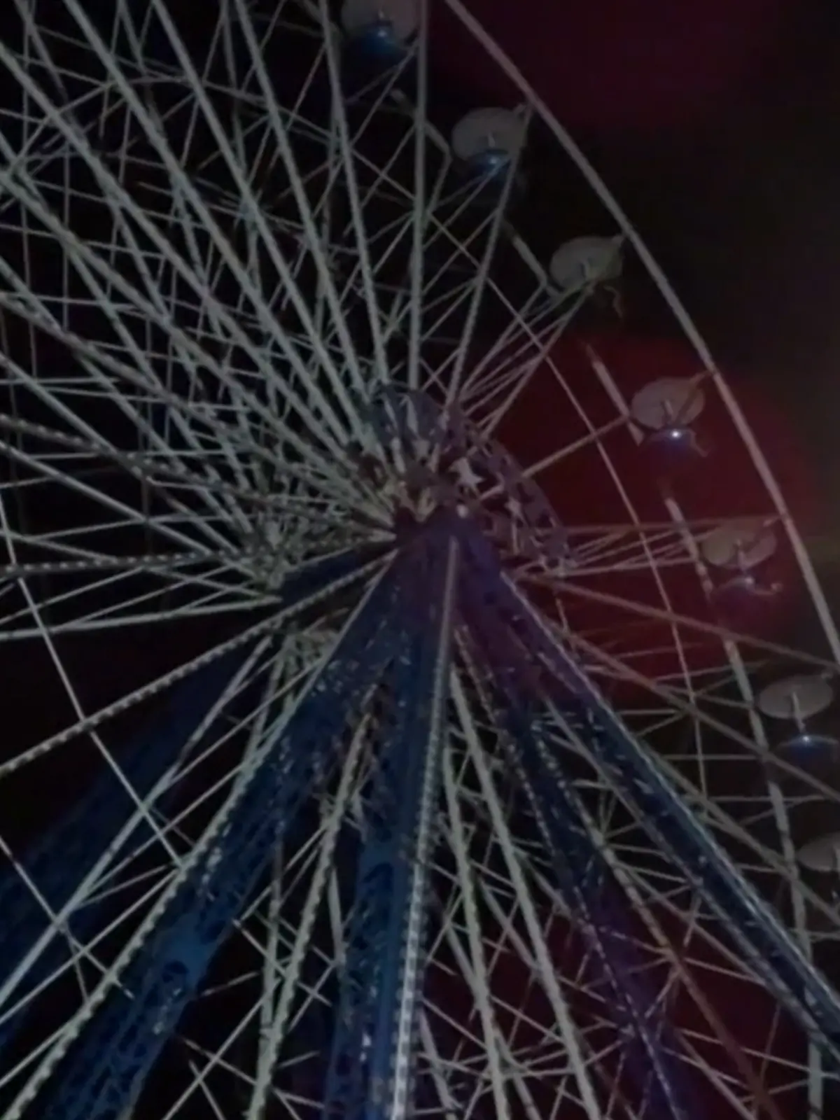 Ein Riesenrad im Dunkeln. 