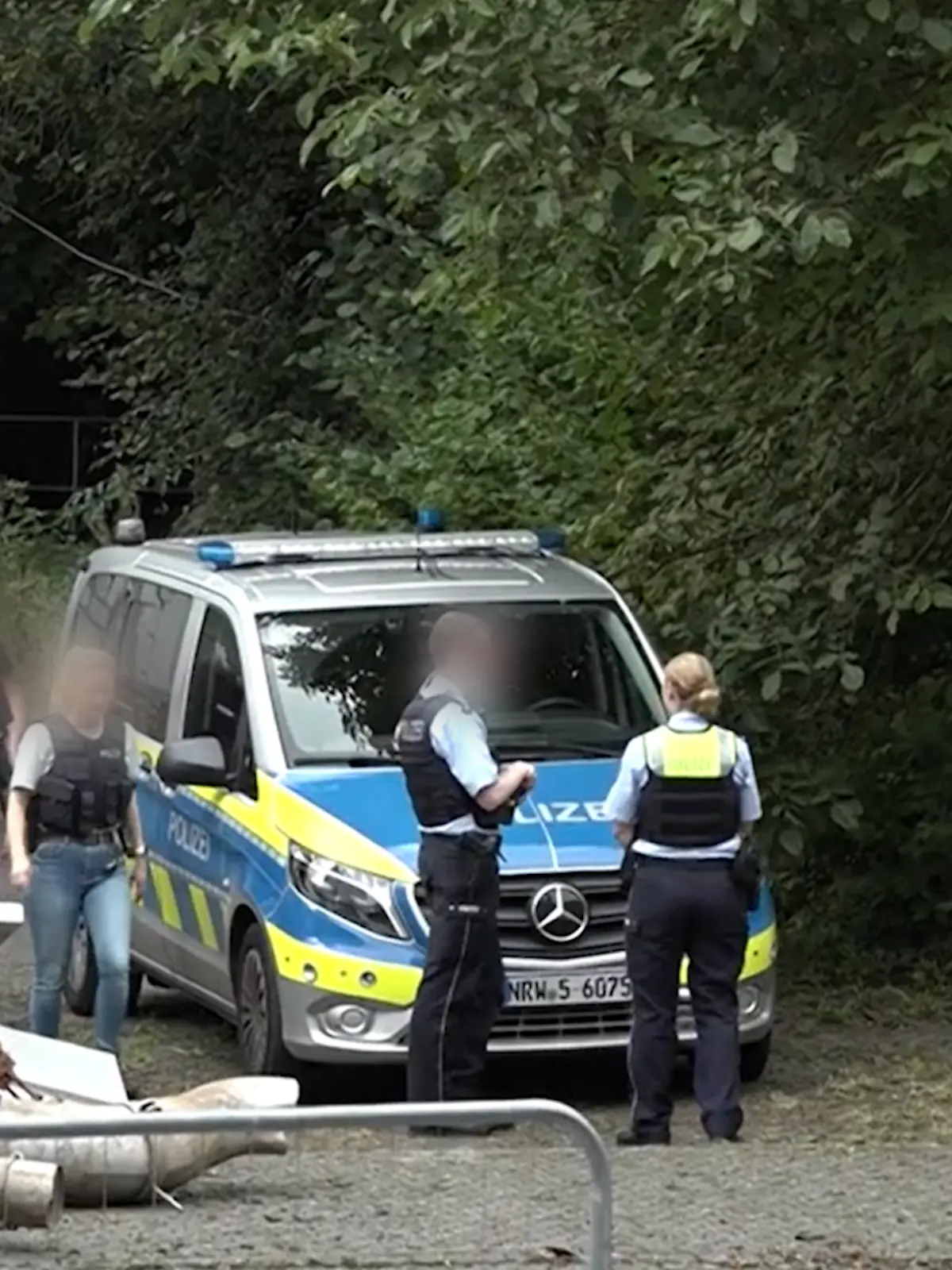 Eine alte Brauerei mit Polizisten. 