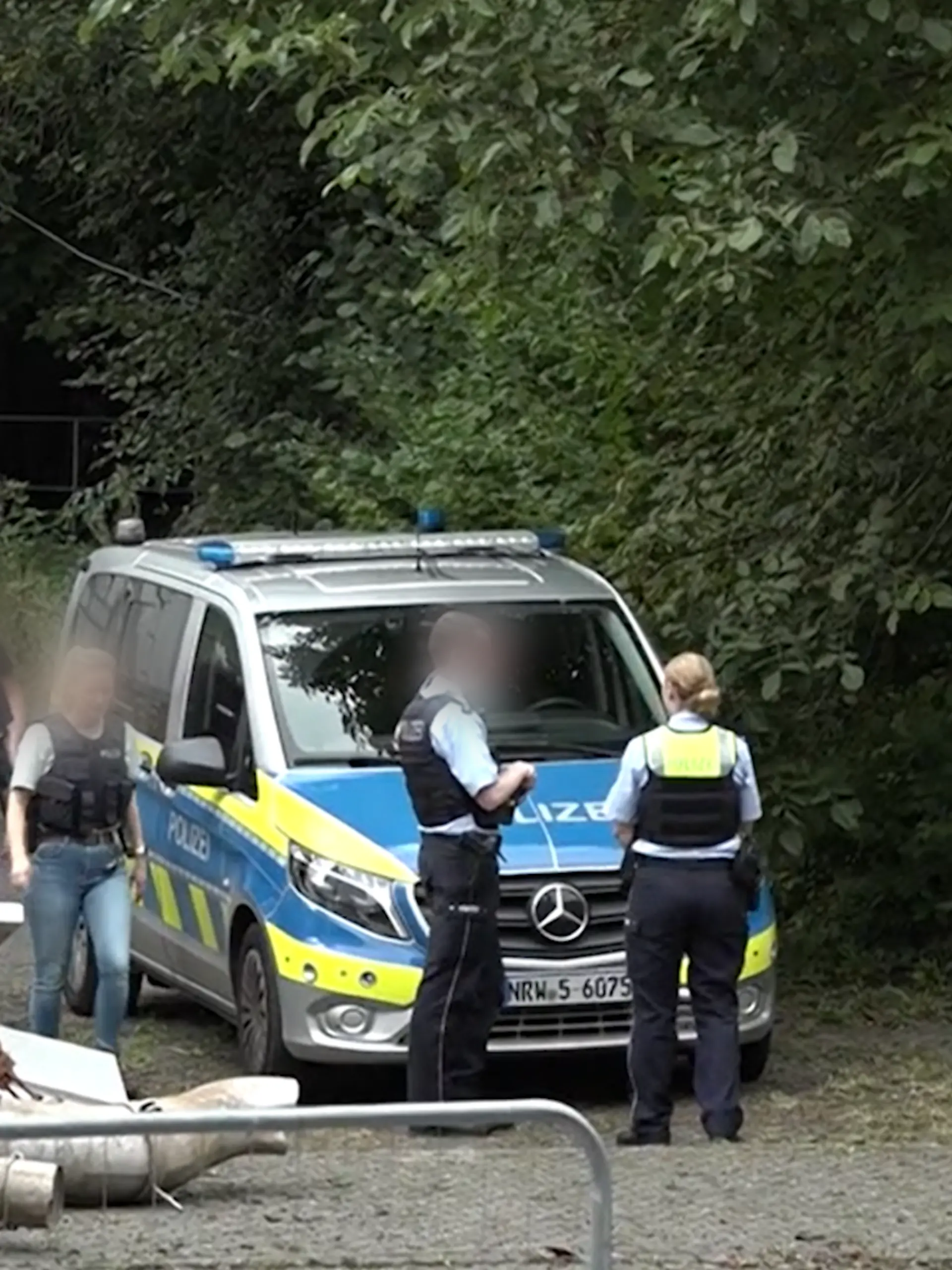 Eine alte Brauerei mit Polizisten. 