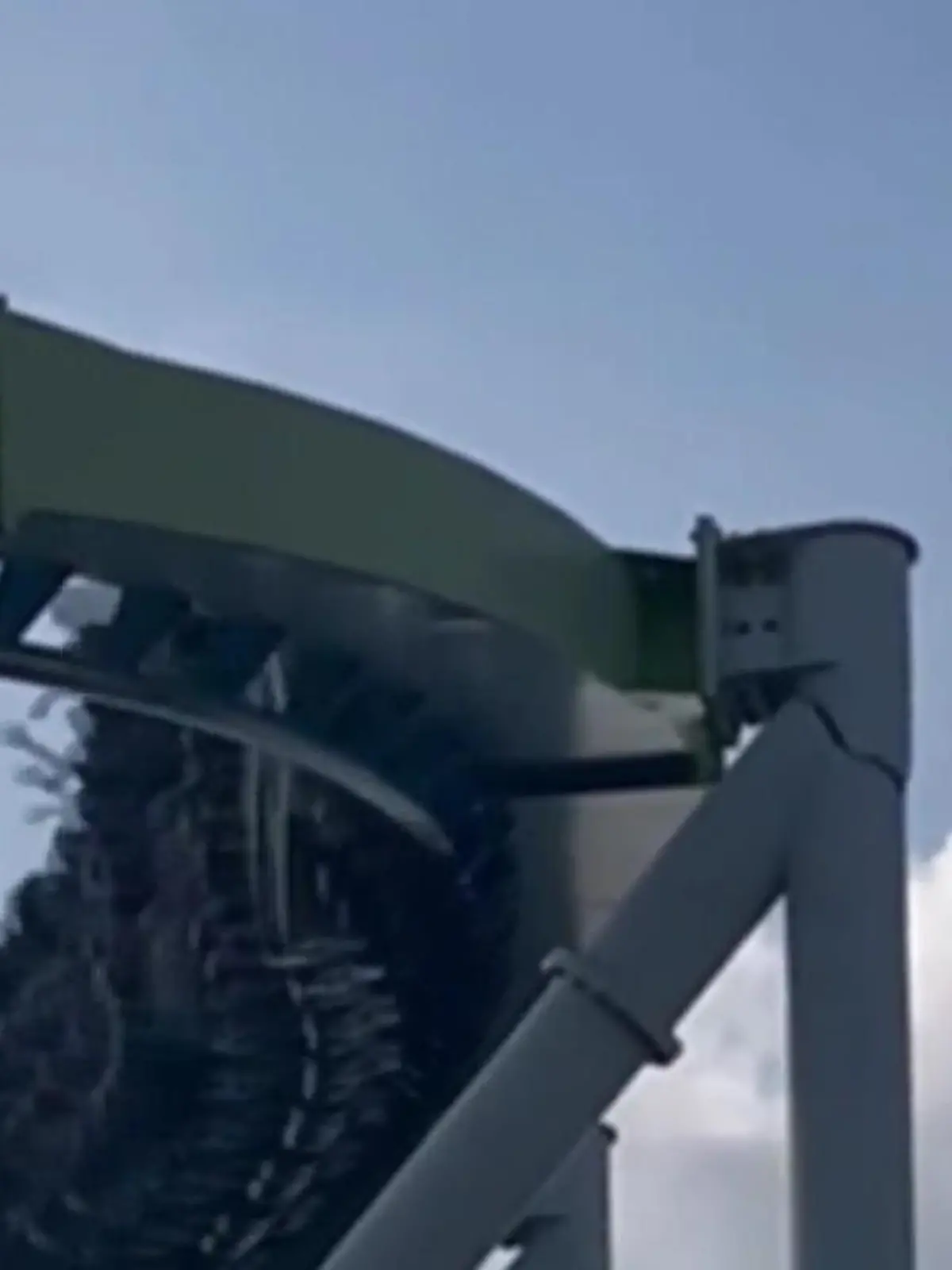 Im Freizeitpark Carowinds  im US-Bundesstaat North Carolina kam es zu einem Zwischenfall: Ein Besucher hat einen Riss im Stahlträger entdeckt - während die Achterbahn weiter ihre Runden fährt. Erst nachdem das Video viral gegangen ist, wurde das Fahrgeschäft geschlossen.