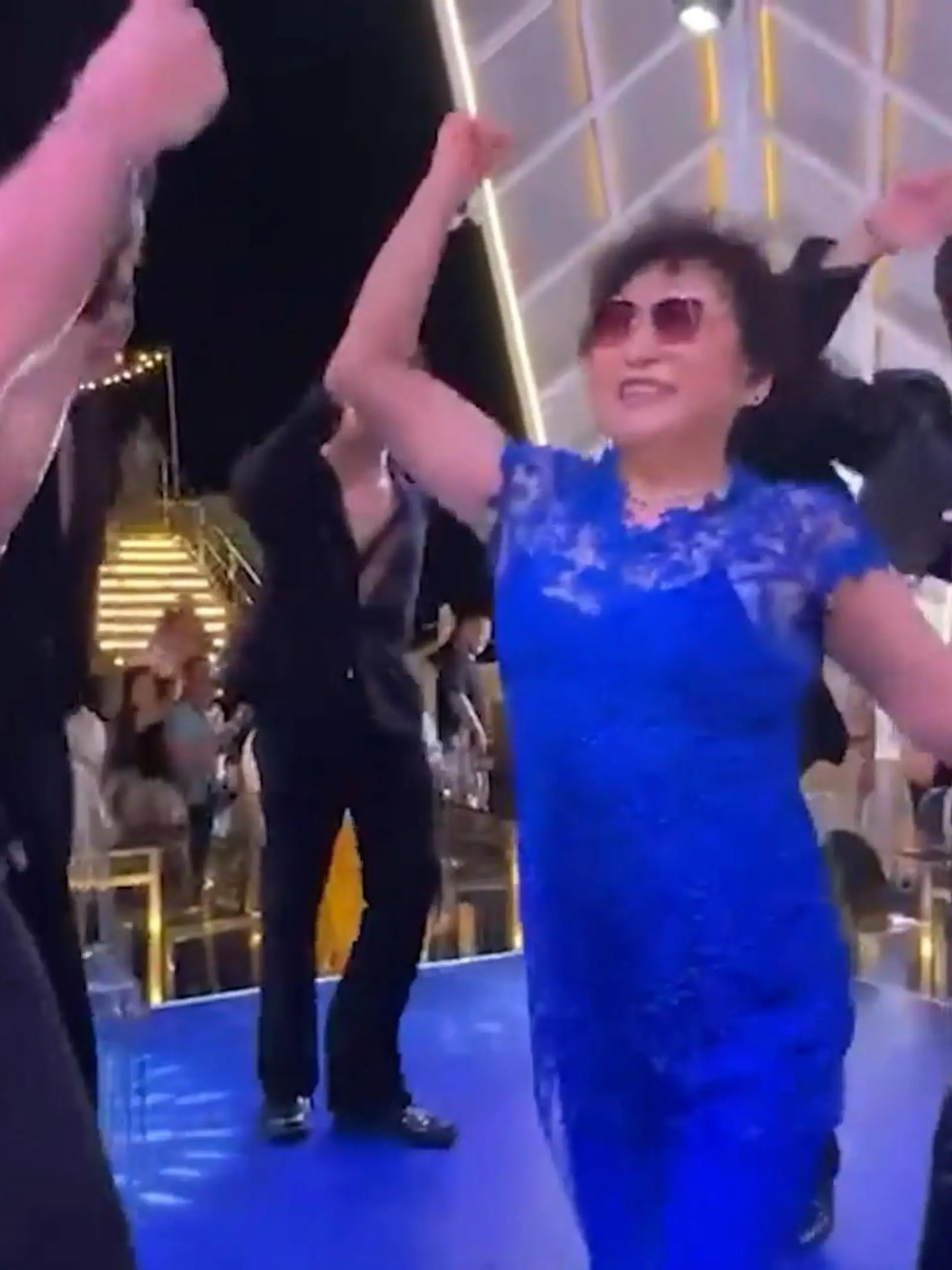 Bild zu: "Seniorin erobert Tanzfläche und feiert mit Models"