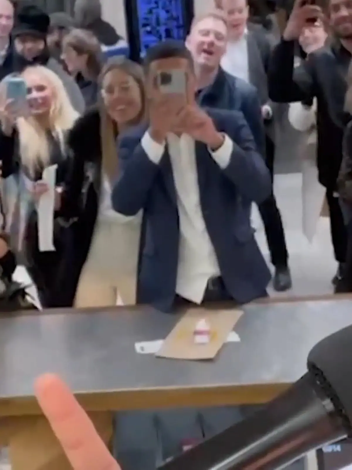 Bild zu: "McDonalds-Mitarbeiter singt für Gäste"