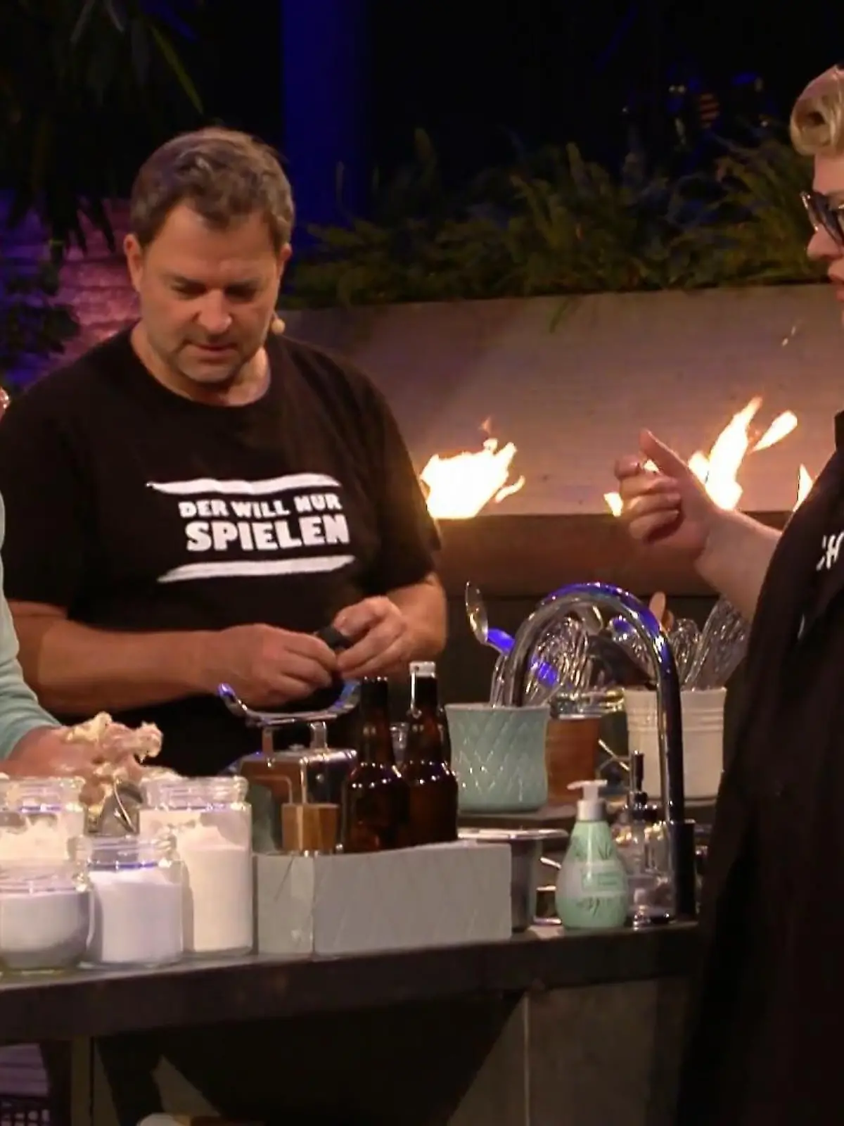„Sabbel nicht, mach schneller jetzt!“  Plötzlich muss alles ganz schnell gehen, denn Detlef Steves hat sich bei der Zubereitung des Desserts verletzt. Wie Martin Rütter und Ilka Bessin ihrem Teamkamerden zur Hilfe eilen, zeigen wir hier