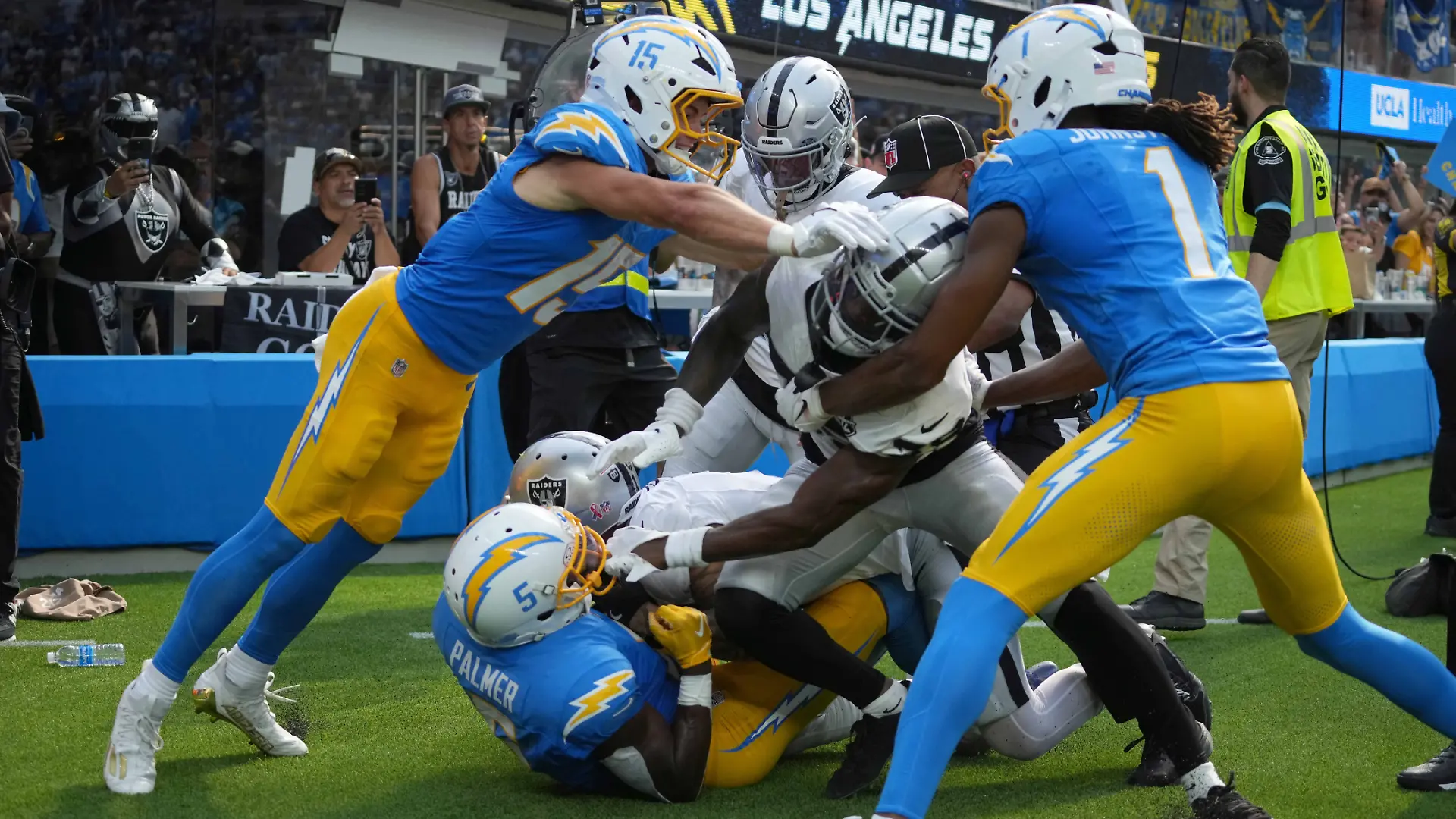 Es geht heiß her zwischen den Chargers und Raiders