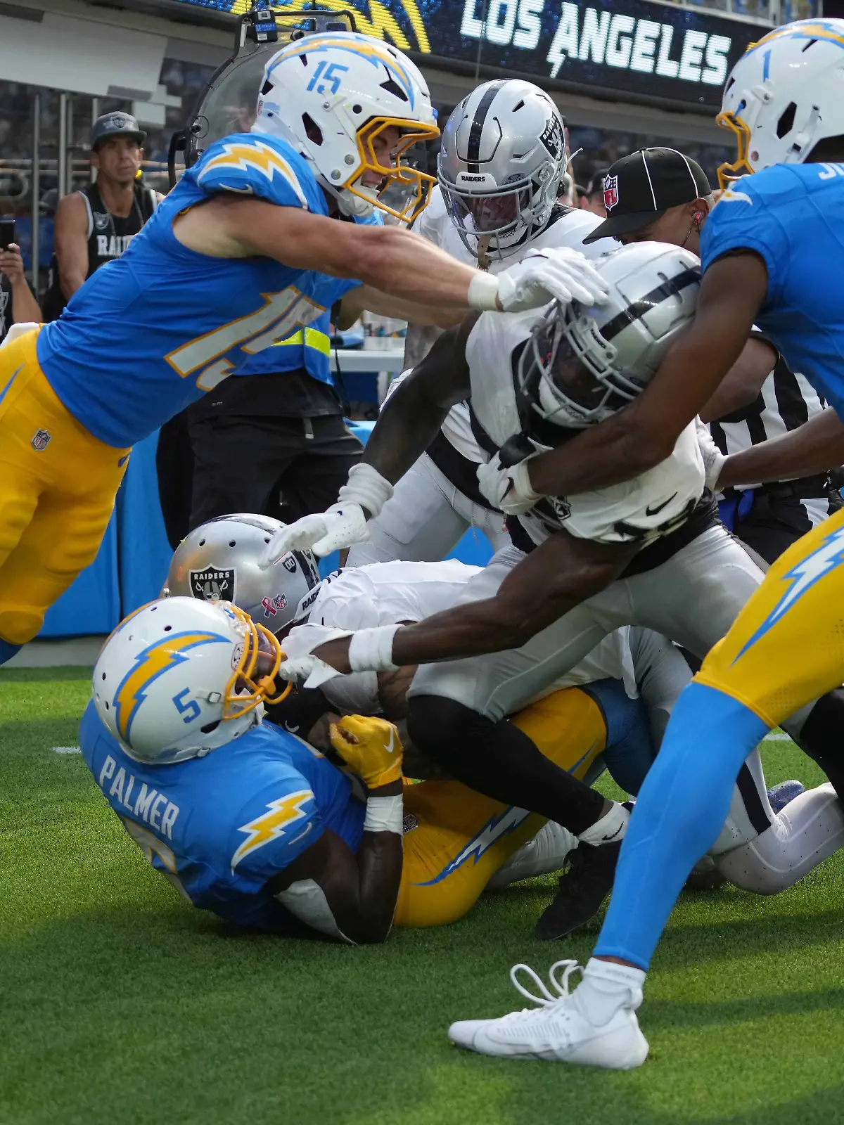 Es geht heiß her zwischen den Chargers und Raiders