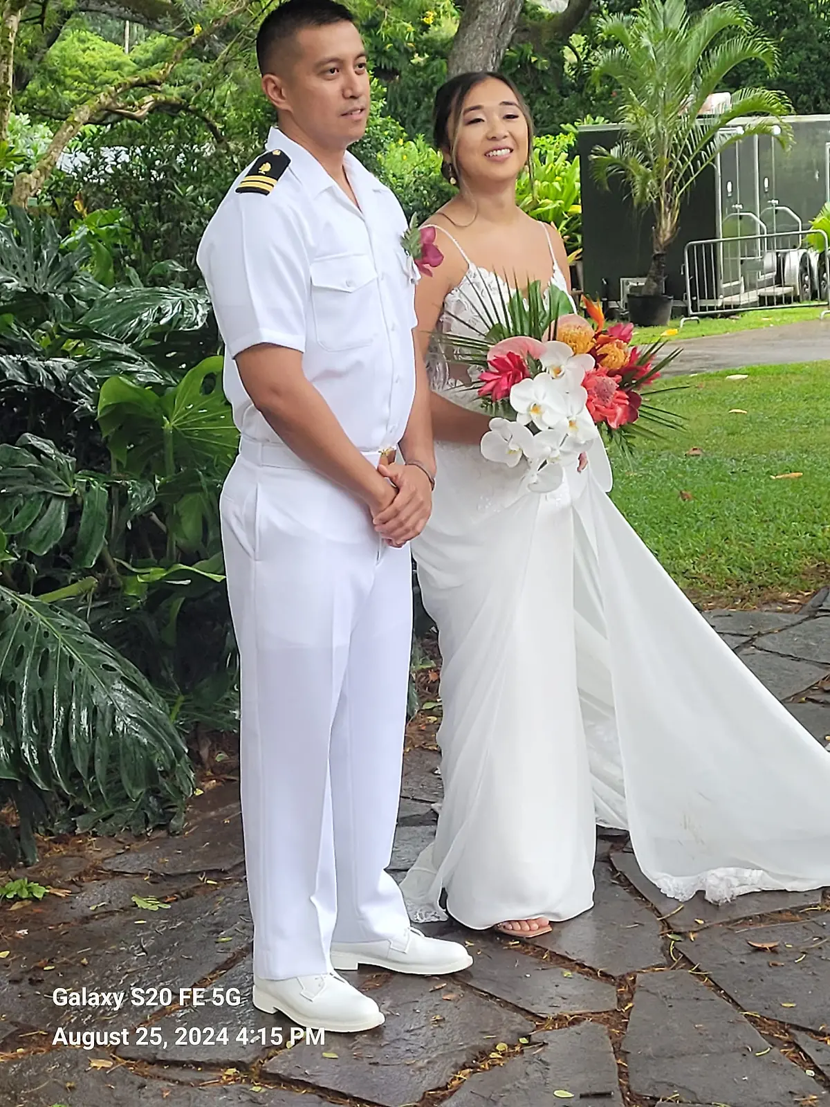 Melissa und ihr Mann stehen in einem Garten an ihrem Hochzeitstag