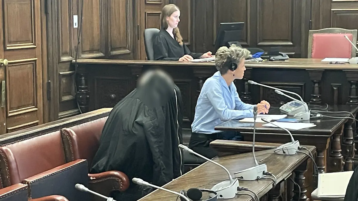Zum Prozessauftakt versteckt sich der Angeklagte hinter einer Jacke.