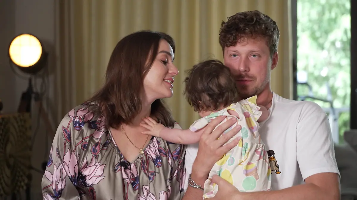 Renata und Valentin Lusin mit Töchterchen Stella im RTL-Interview