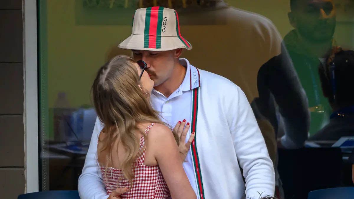 Travis Kelce gibt seiner Taylor Swift ein Küsschen