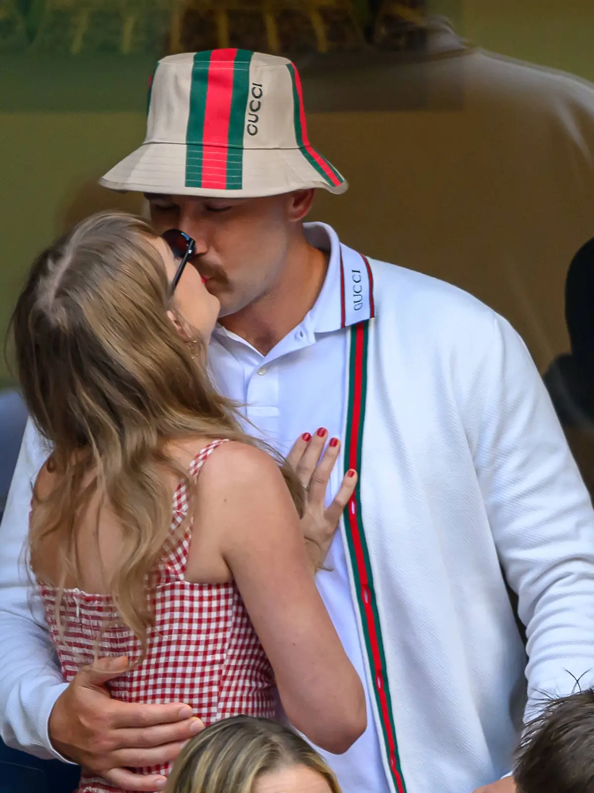 Travis Kelce gibt seiner Taylor Swift ein Küsschen