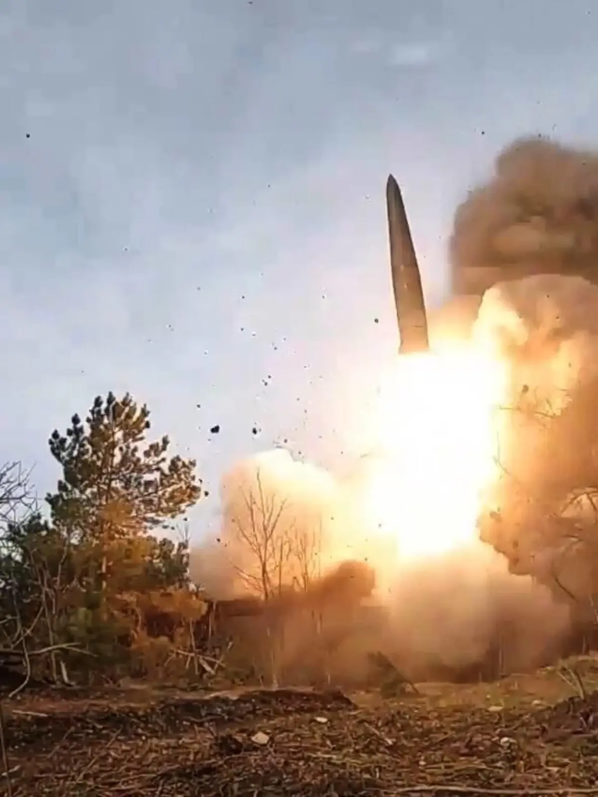 News Themen der Woche KW17 News Bilder des Tages Ukraine-Konflikt, Russisches Verteidigungsministerium veröffentlicht Bilder  Ukraine Russia Military Operation 8174913 25.04.2022 In this handout photo released by the Russian Defence Ministry, Iskander short-range ballistic missile system is used during the Russian military operation in Ukraine. Editorial use only, no archive, no commercial use. Russian Defence Ministry PUBLICATIONxINxGERxSUIxAUTxONLY Copyright: xx