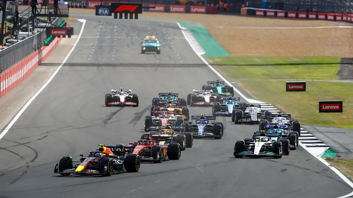Re-start, 11 Sergio Perez MEX, Oracle Red Bull Racing, 16 Charles Leclerc MCO, Scuderia Ferrari, 44 Lewis Hamilton GBR, Mercedes-AMG Petronas F1 Team, F1 Grand Prix of Great Britain at Silverstone Circuit on July 3, 2022 in Silverstone, United Kingdom. Photo by HOCH ZWEI Silverstone United Kingdom *** Re start, 11 Sergio Perez MEX, Oracle Red Bull Racing , 16 Charles Leclerc MCO, Scuderia Ferrari , 44 Lewis Hamilton GBR, Mercedes AMG Petronas F1 Team , F1 Grand Prix of Great Britain at Silverstone Circuit on July 3, 2022 in Silverstone, United Kingdom Photo by HOCH ZWEI Silverstone United Kingdom