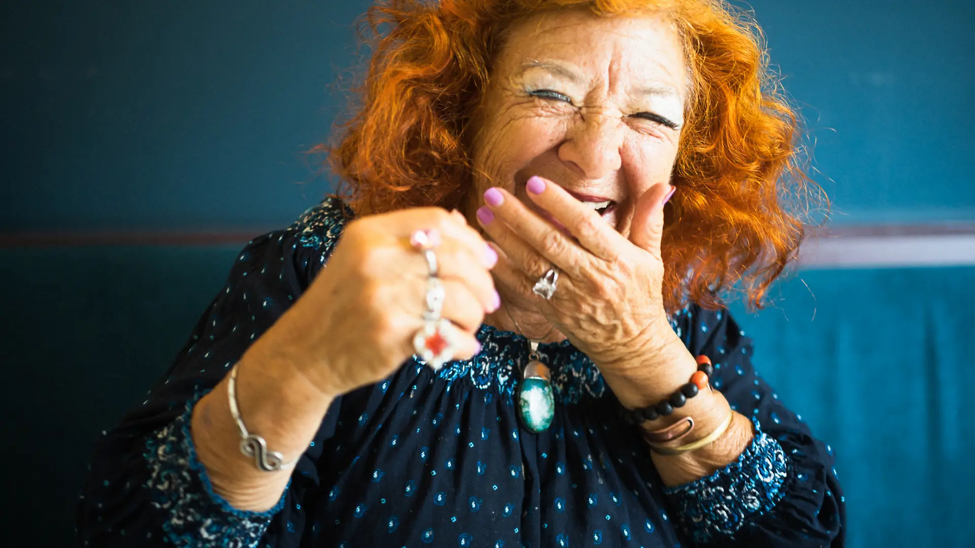 Oma mit Schmuck