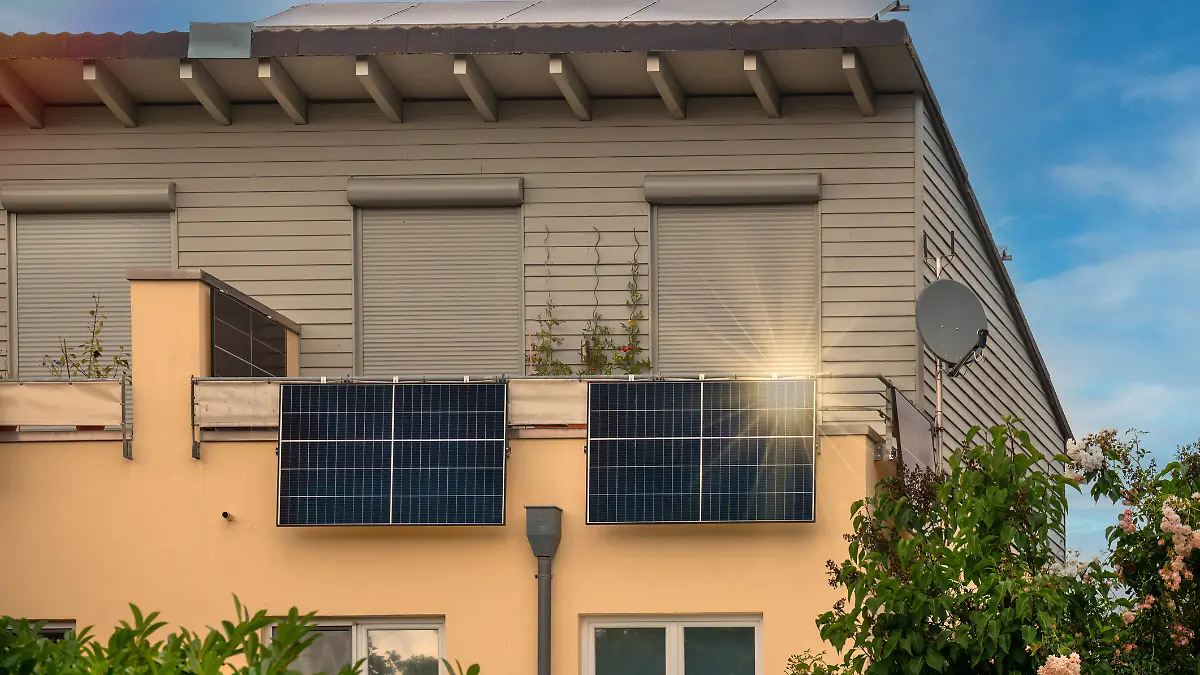 Ein Balkonkraftwerk an einem Wohnhaus.