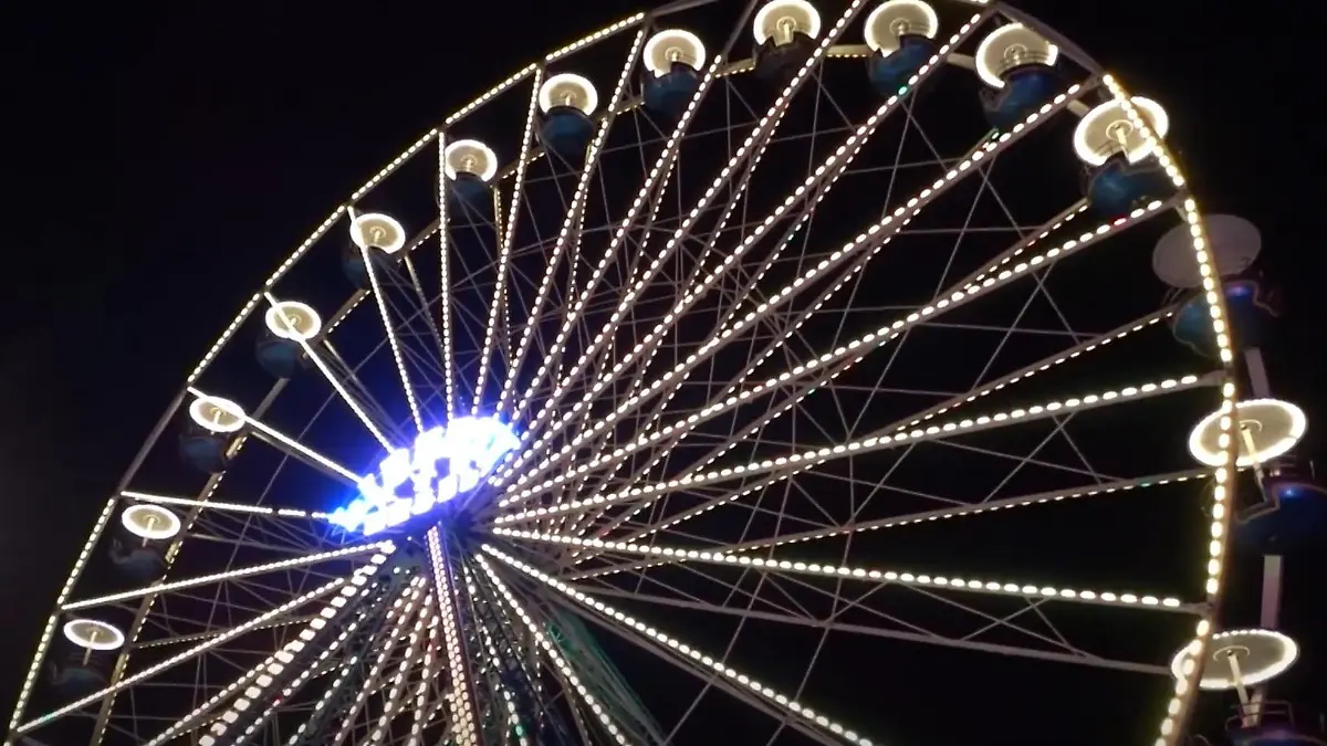 Fahrgäste sitzen nach Stromausfall in Riesenrad fest Rettungsaktion op Volksfest