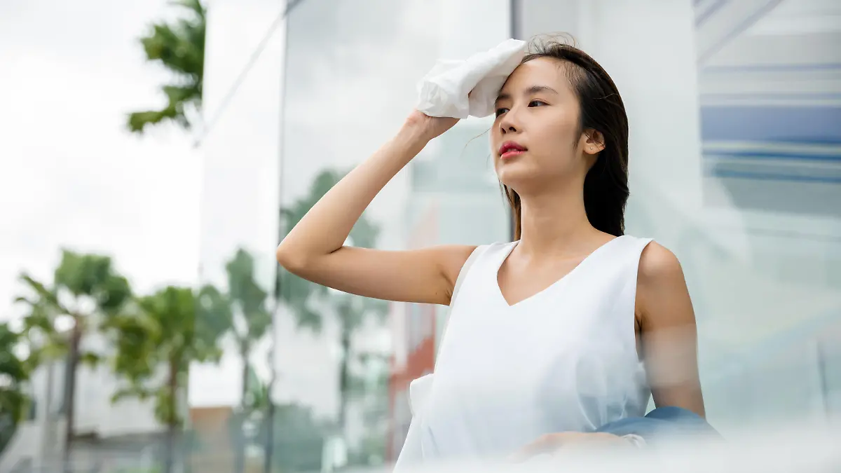 Asian beautiful business woman drying sweat her face with cloth in warm summer day hot weather, Asian beautiful business woman drying sweat her face with cloth in warm summer day hot weather, Female having sunstroke skin damage from sun UV city air pollution outdoors on street, Asian beautiful business woman drying sweat her face with cloth in warm summer day hot weather, Female having sunstroke skin damage from sun UV city air pollution outdoors on street model released, Symbolfoto , 31.10.2022, Copyright: xSorapopx Panthermedia32596314.jpg