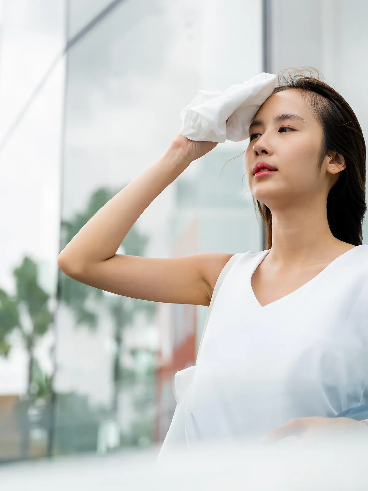 Asian beautiful business woman drying sweat her face with cloth in warm summer day hot weather, Asian beautiful business woman drying sweat her face with cloth in warm summer day hot weather, Female having sunstroke skin damage from sun UV city air pollution outdoors on street, Asian beautiful business woman drying sweat her face with cloth in warm summer day hot weather, Female having sunstroke skin damage from sun UV city air pollution outdoors on street model released, Symbolfoto , 31.10.2022, Copyright: xSorapopx Panthermedia32596314.jpg