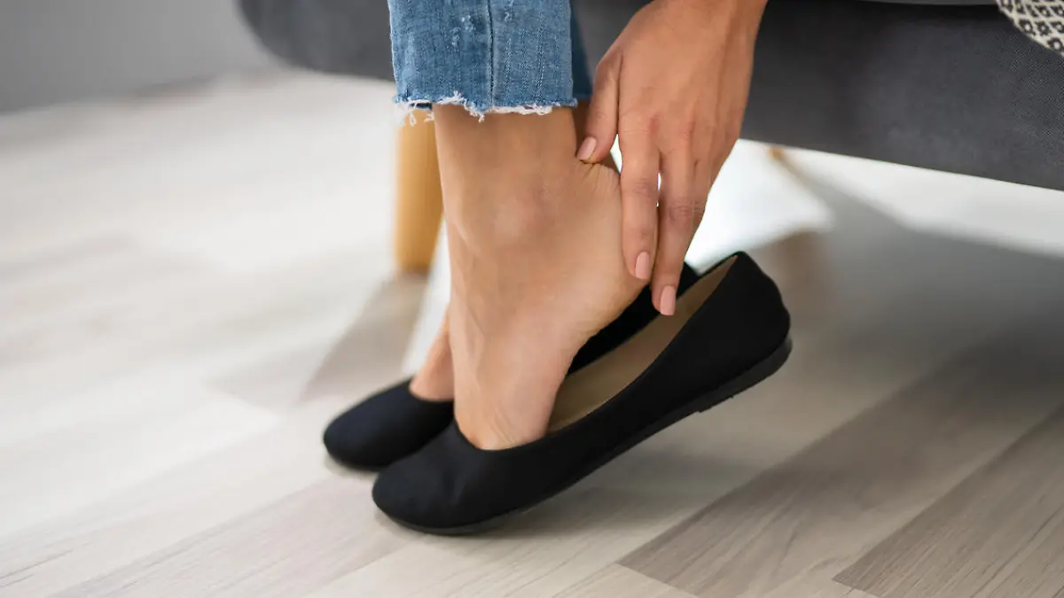 Frau trägt Ballerinas