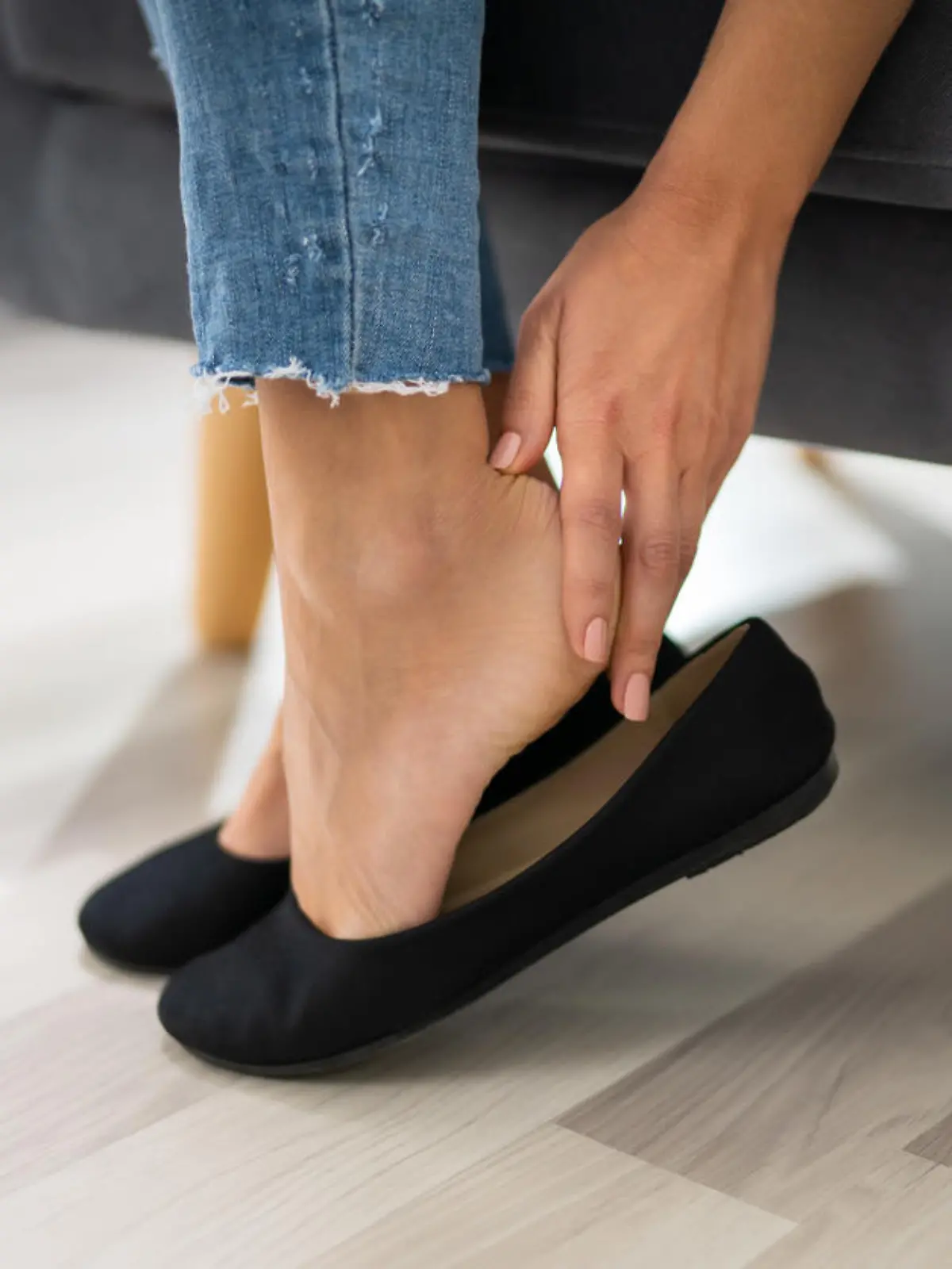 Frau trägt Ballerinas
