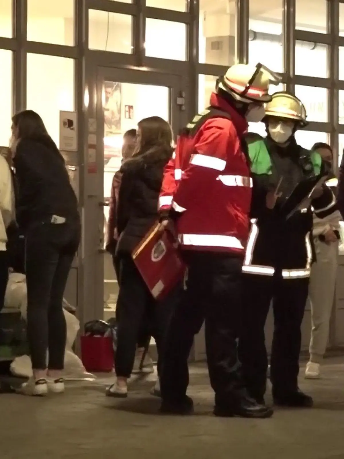 Die Feuerwehr kümmert sich um die Schüler, die über Erbrechen geklagt haben.