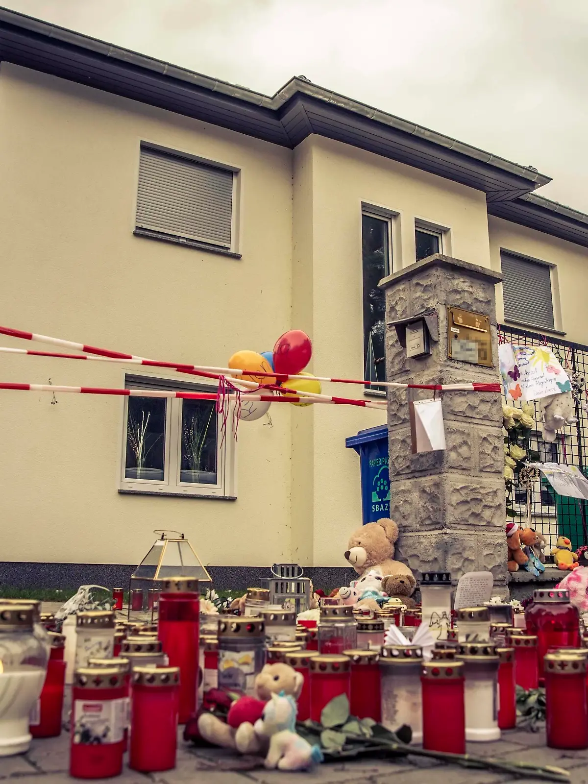 News Bilder des Tages 08 . 12 . 2021 , Brandenburg / Königs Wusterhausen / Senzig : In diesem Haus in Senzig wurden die Leichen von drei Kindern und deren Eltern gefunden . Die Ermittlungen der Polizei dauern noch an .