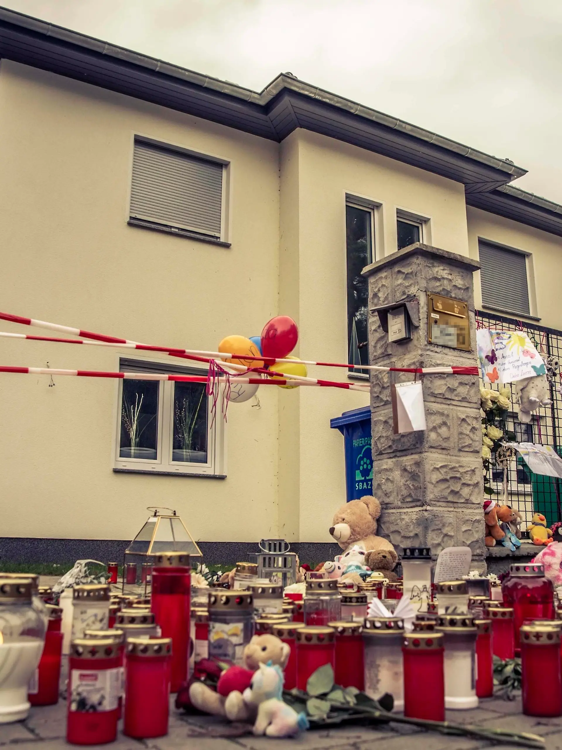 News Bilder des Tages 08 . 12 . 2021 , Brandenburg / Königs Wusterhausen / Senzig : In diesem Haus in Senzig wurden die Leichen von drei Kindern und deren Eltern gefunden . Die Ermittlungen der Polizei dauern noch an .