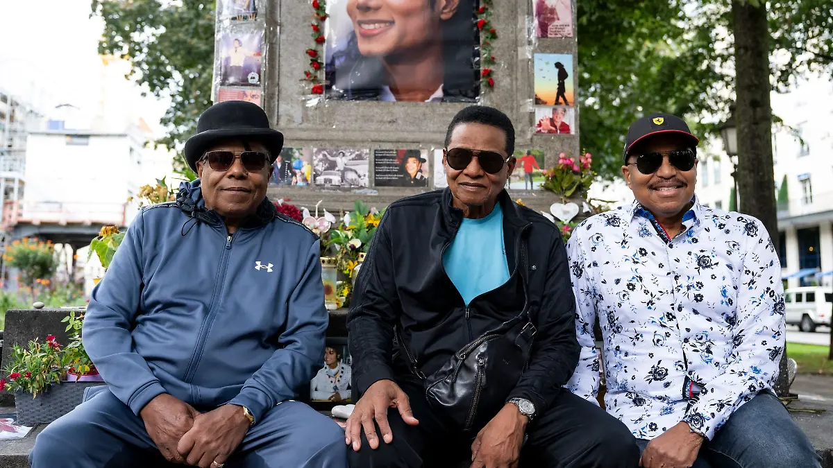 Tito, Jackie und Marlon Jackson haben anlässlich ihres Deutschlandkonzerts in München erstmals das Denkmal für ihren Bruder Michael besucht, der 2009 starb.