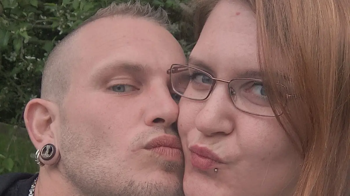 Seit fast neun Jahren sind Lisa und Alexander ein Paar. Bald muss sie ihn beerdigen.