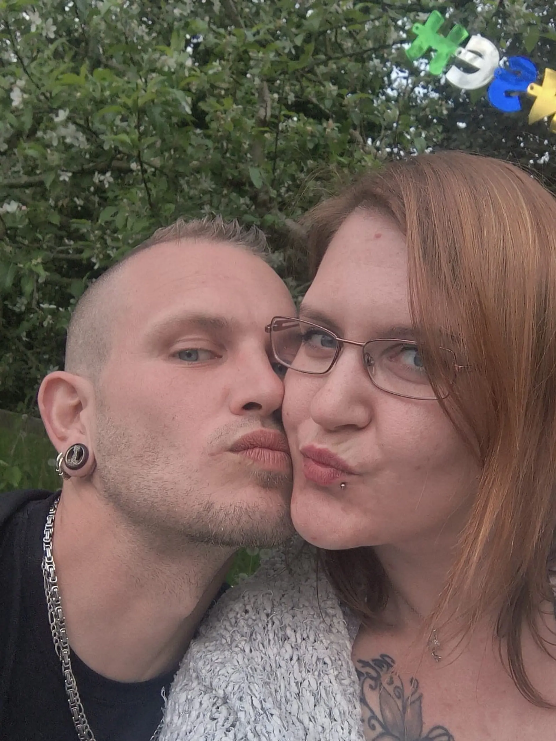 Seit fast neun Jahren sind Lisa und Alexander ein Paar. Bald muss sie ihn beerdigen.
