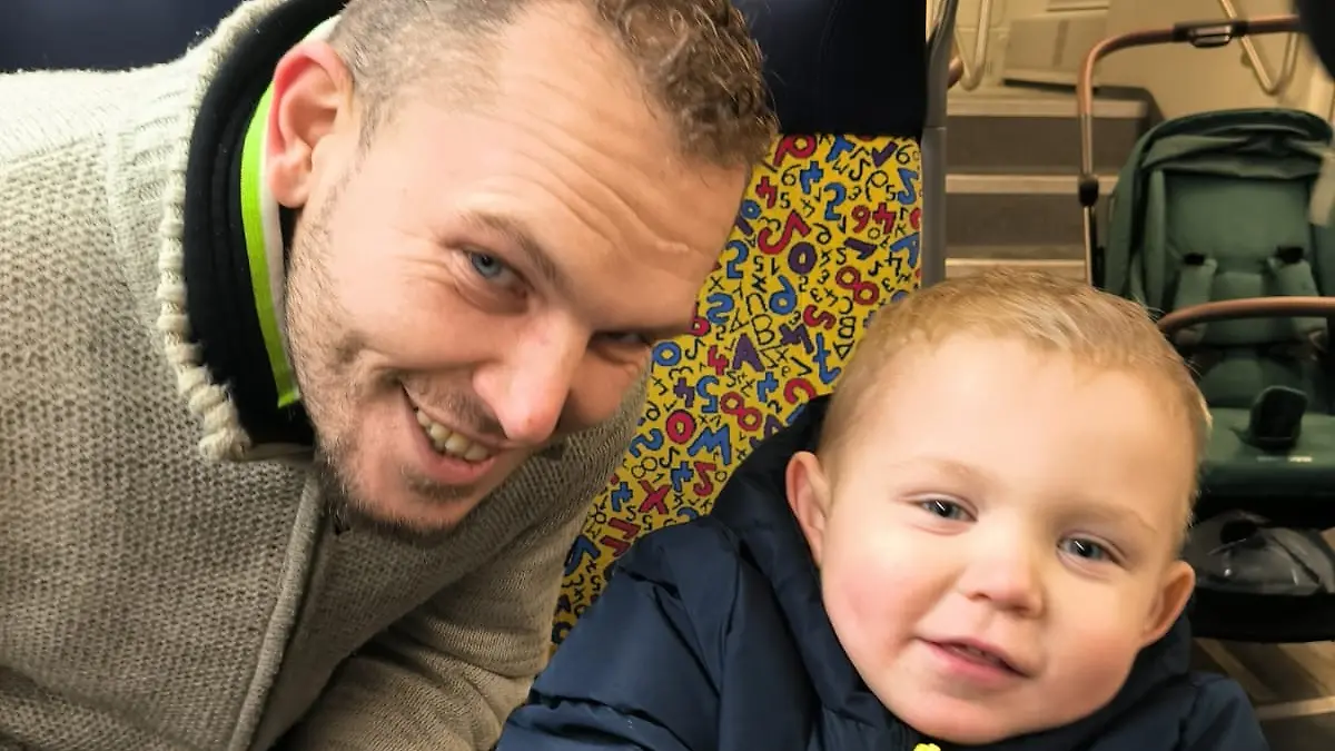 Ein Bild aus der Zeit vor dem schweren Schicksalsschlag: Alexander liebt seinen kleinen Sohn über alles.