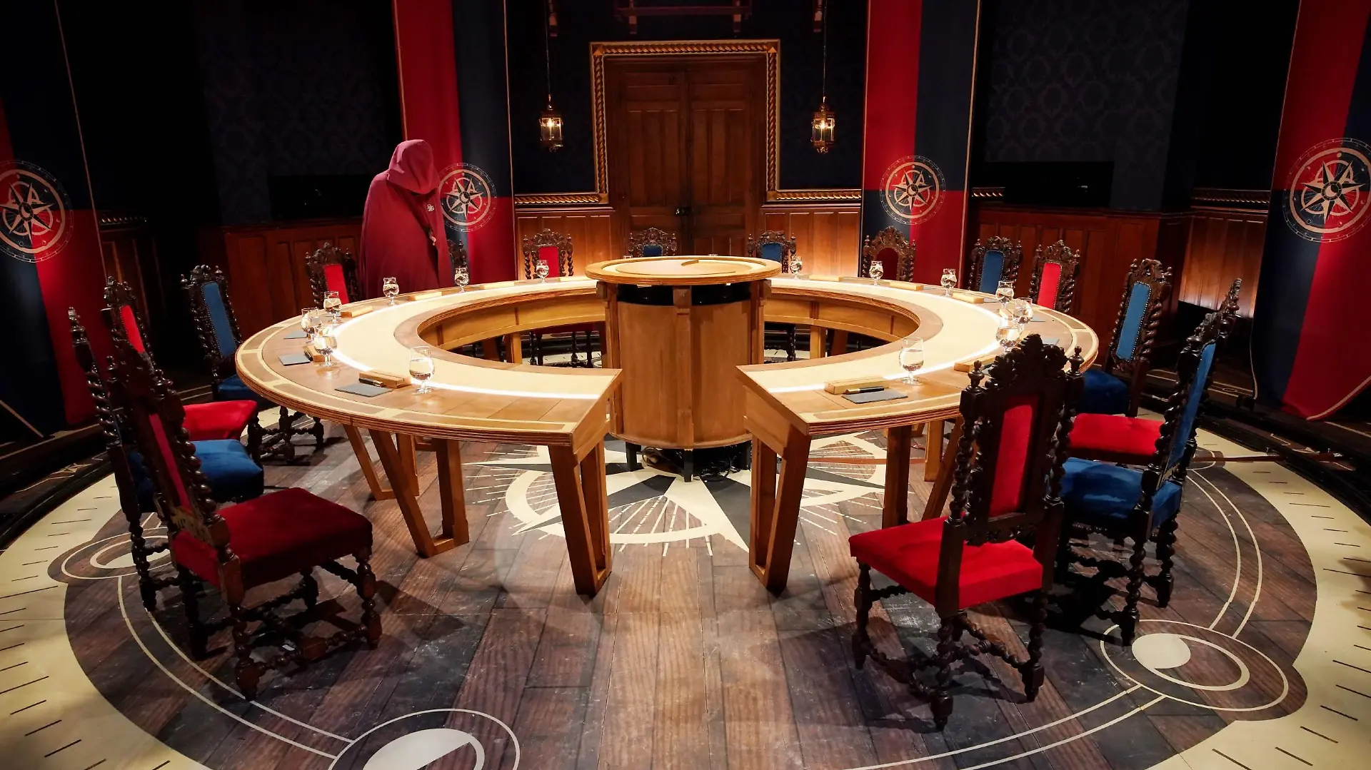 Das Schloss: Der Round Table, an dem jeden Abend ein Verräter verbannt werden kann. Doch manchmal trifft es auch einen Loyalen, der in die Verbannung geschickt wird und damit das Spiel verlassen muss.
+++ Die Verwendung des sendungsbezogenen Materials ist nur mit dem Hinweis und Verlinkung auf RTL+ gestattet. +++