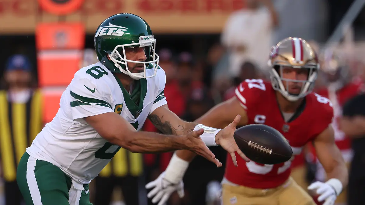 Jets-Quarterback Aaron Rodgers feiert nach einem Achillessehnenriss sein Comeback.