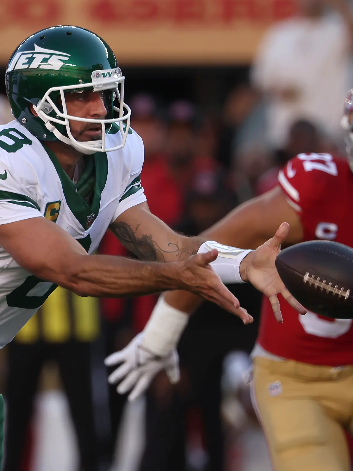 Jets-Quarterback Aaron Rodgers feiert nach einem Achillessehnenriss sein Comeback.