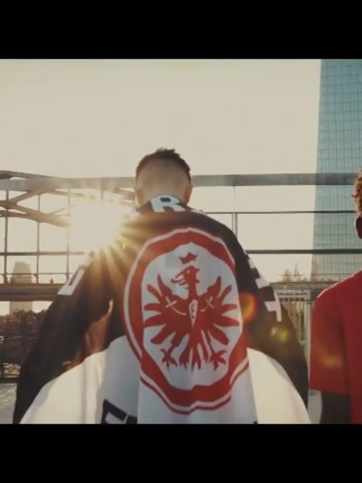 Kaum ein Verein lebt diesen Wettbewerb so intensiv wie Frankfurt. Lief es in der Liga auch noch so dürftig, in ihrem Lieblingswettbewerb, der Europa League, schalteten die Hessen immer wieder in den Erfolgsmodus. Es lockt schließlich nicht nur der silberne Pokal am 18. Mai in Sevilla, als Titelträger würde sich die Eintracht zudem erstmals für die Champions League qualifizieren.