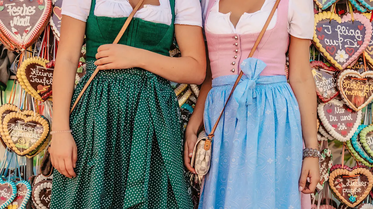 Zwei Frauen tragen Dirndl auf dem Oktoberfest