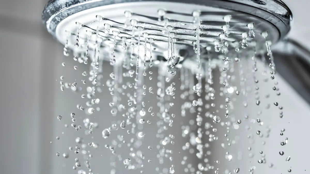 Wasser läuft aus Duschkopf