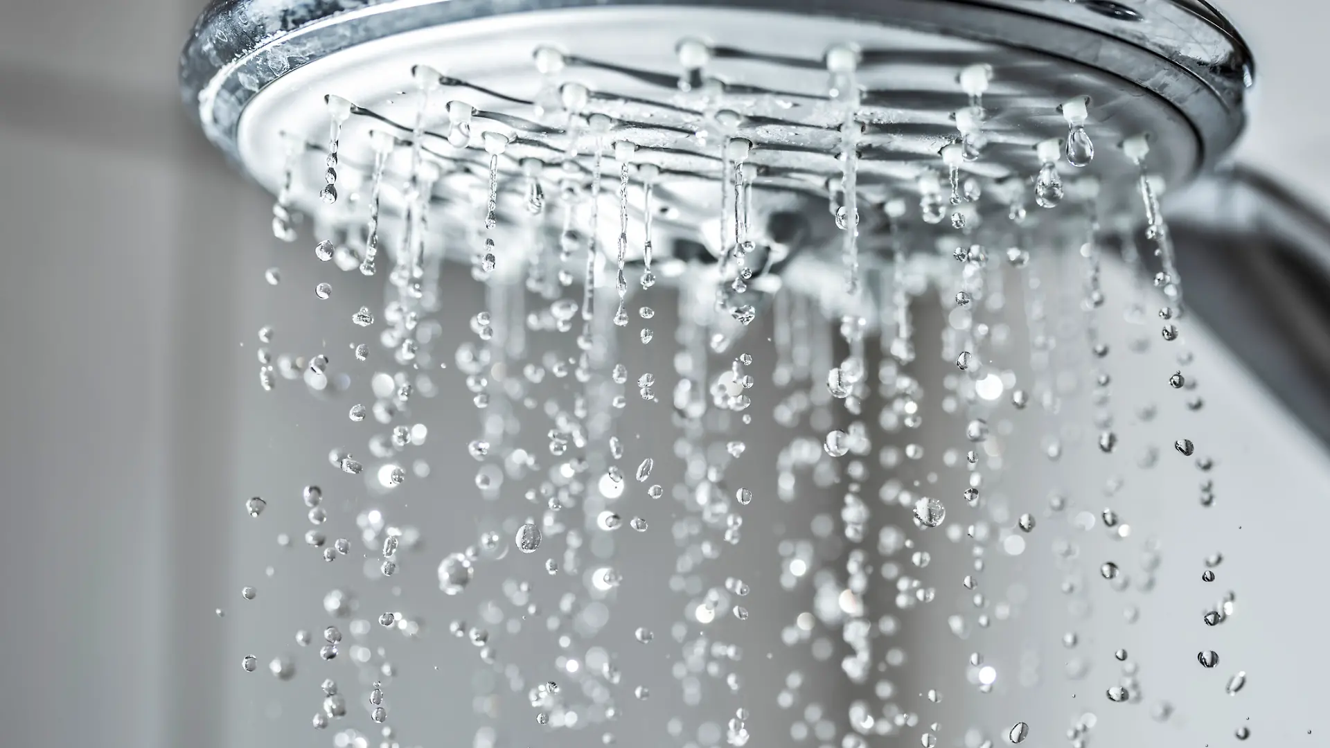 Wasser läuft aus Duschkopf