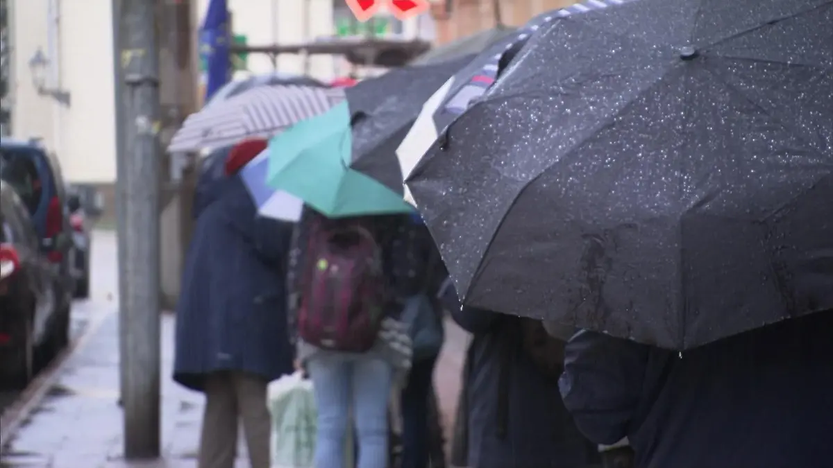 Diese Schlange zeigt das ganze Problem Hausarzt - verzweifelt gesucht!