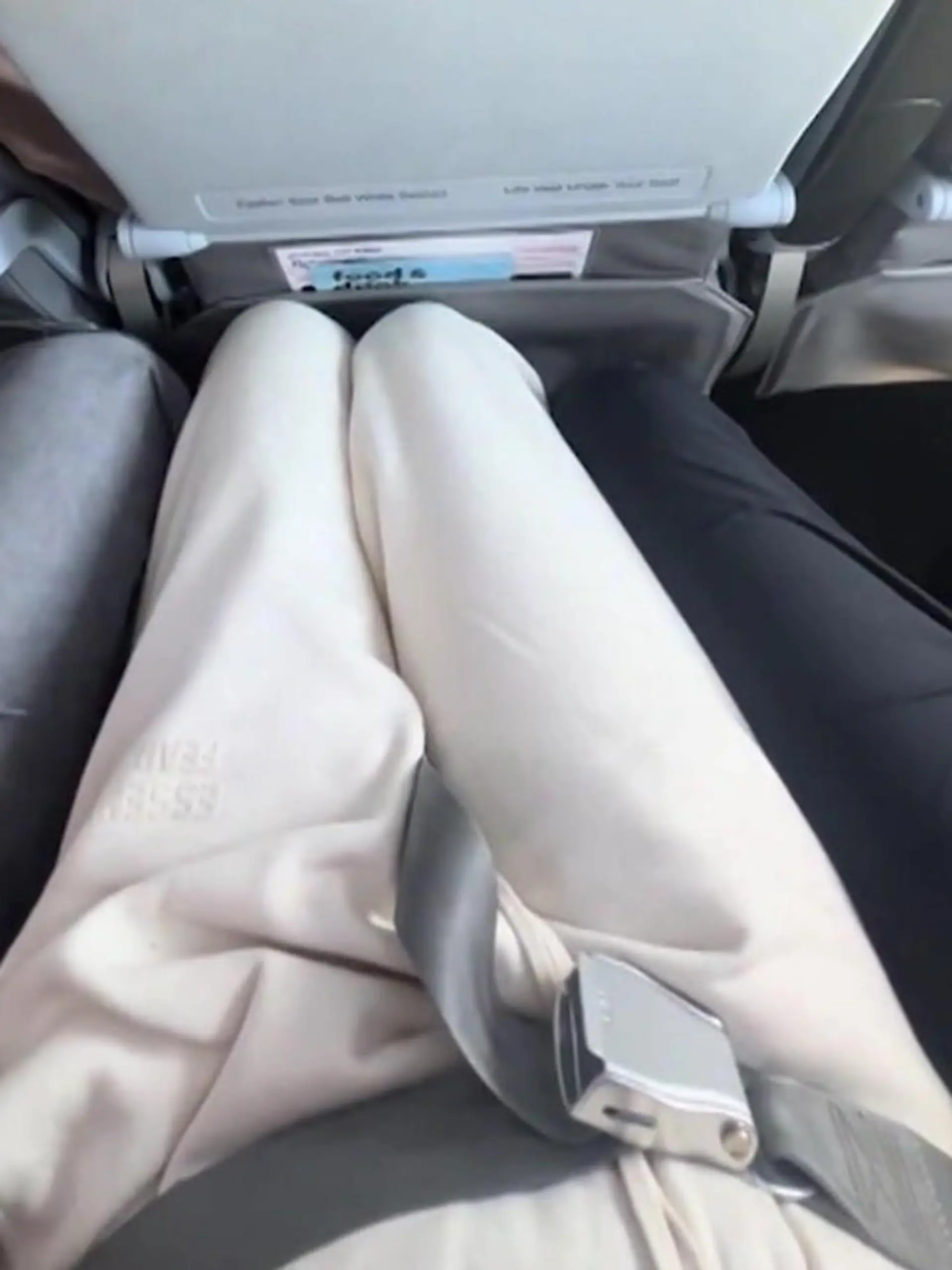 Bild zu: "Männer bedrängen Frau im Flieger - Video löst Empörung aus!"
