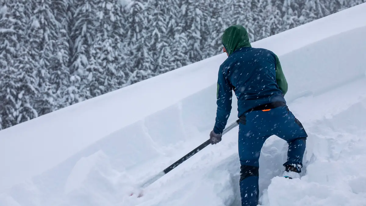 Mehr als 1,50 Meter Neuschnee in nicht einmal 24 Stunden. Das Bundesland Kärnten versinkt im Schnee. Besonders dramatisch ist die Situation in den Hochlagen. In den Karawanken, ein Grenzgebirge zwischen Österreich und Slowenien, schneite es seit Montag ununterbrochen. Auf den Dächern herrscht eine extreme Last. Feuerwehren aus der Umgebung sind hier im Einsatz. Zusammen mit der Bergwacht entfernen sie mühevoll in einem Kraftakt den Schnee von den Dächern. Der gesamte Ort versinkt im Schnee. Anwohner Thomas Jug kann sich nur vor Jahren an solch Schneemassen erinnern: Vor 20 Jahren, da war es noch schlimmer. Aber in einer Woche so viel Schnee, das ist schon selten. Erste kleinere Schneelawinen sind auch schon abgegangen. Zell-Pfarr