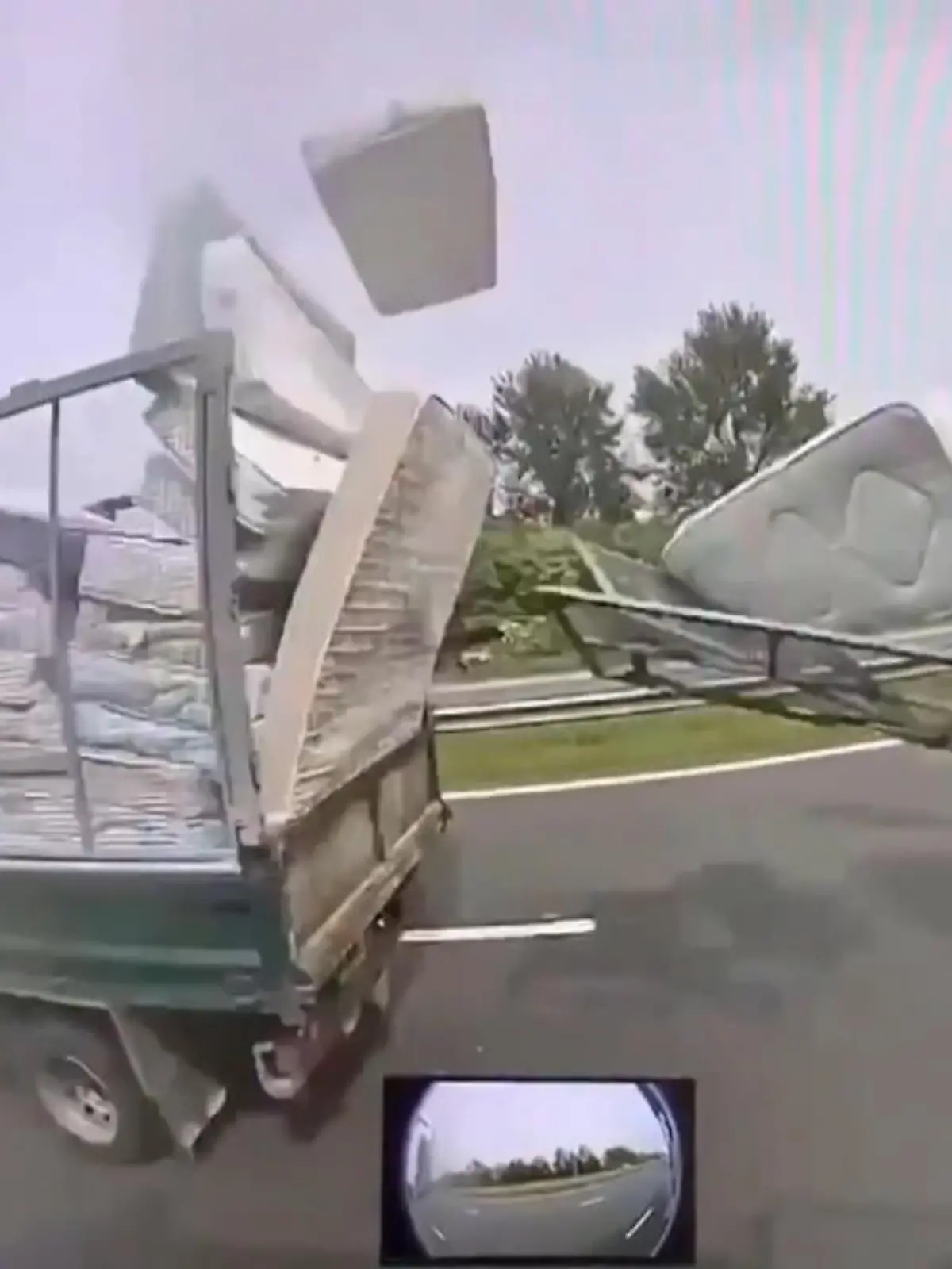 Mitten auf der Autobahn im englischen Kent verliert dieser Truck plötzlich seine Ladung. Wie aus dem Nichts hat sich die Klappe des Lastwagens geöffnet. Fast zwei Dutzend Matratzen landen auf der Straße.