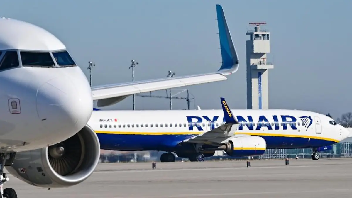 Der Ryanair-Flug von Manchester nach Ibiza muss zwischenlanden, weil betrunkene Briten an Board randalieren.