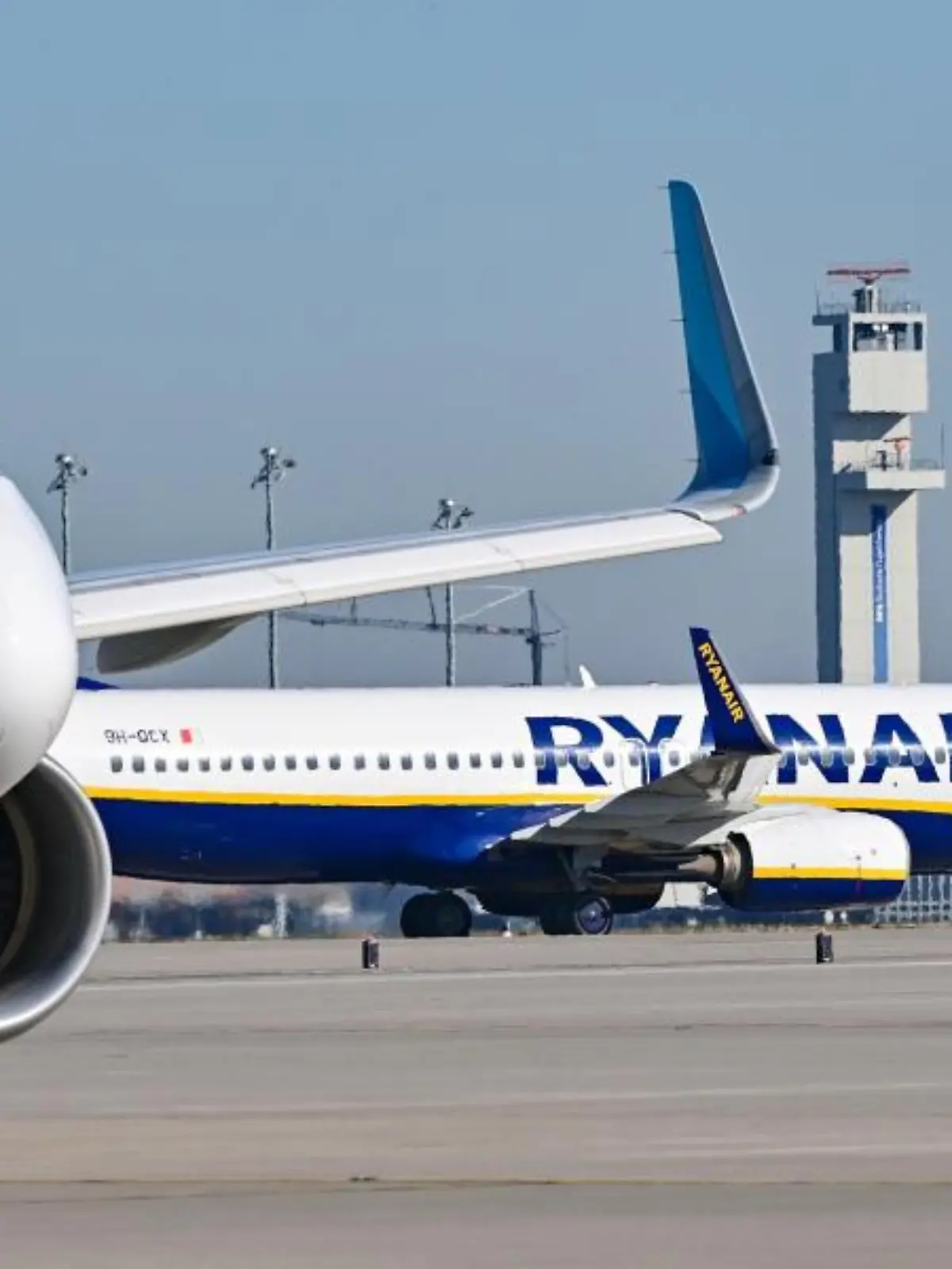 Der Ryanair-Flug von Manchester nach Ibiza muss zwischenlanden, weil betrunkene Briten an Board randalieren.