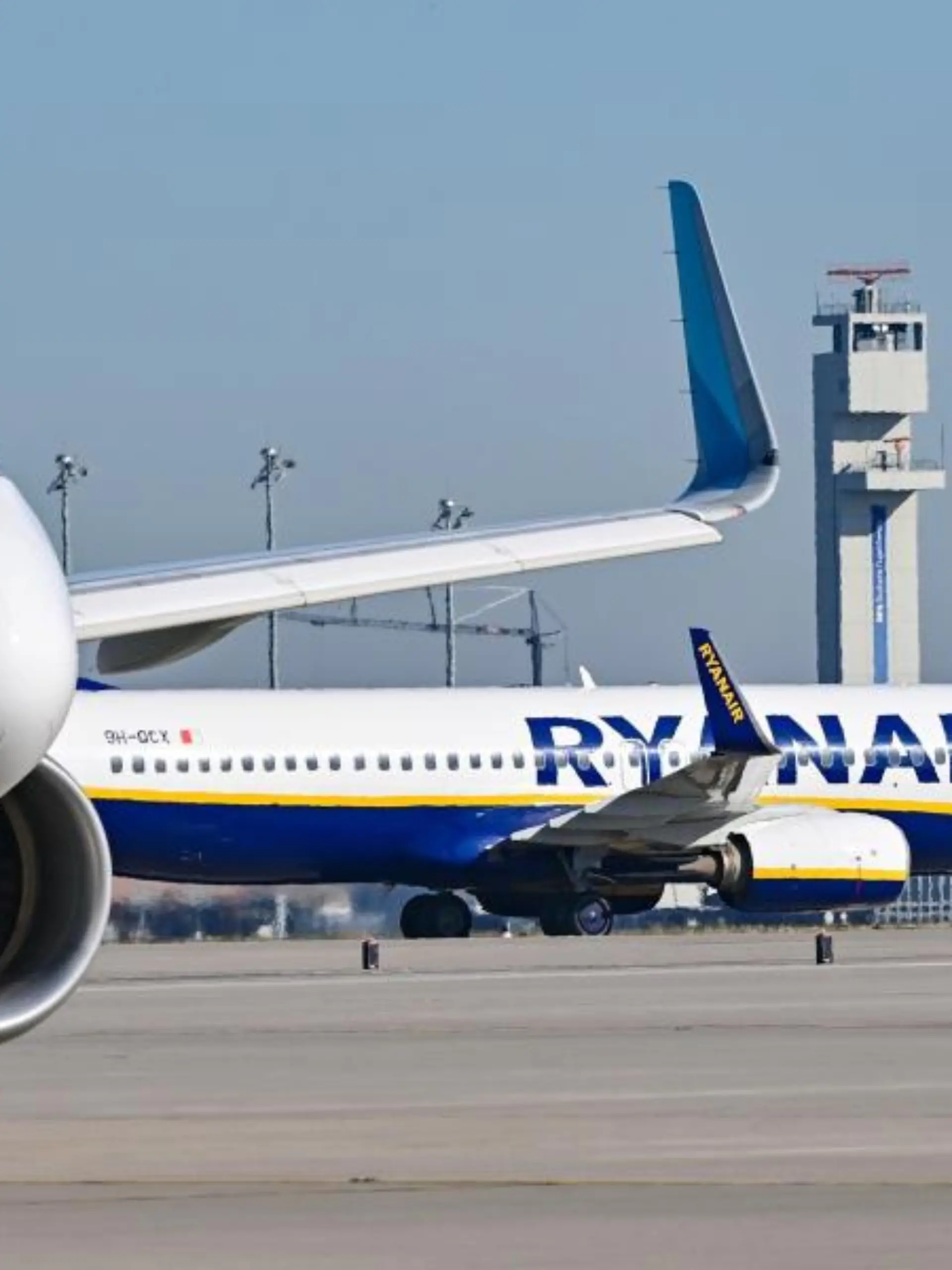 Der Ryanair-Flug von Manchester nach Ibiza muss zwischenlanden, weil betrunkene Briten an Board randalieren.