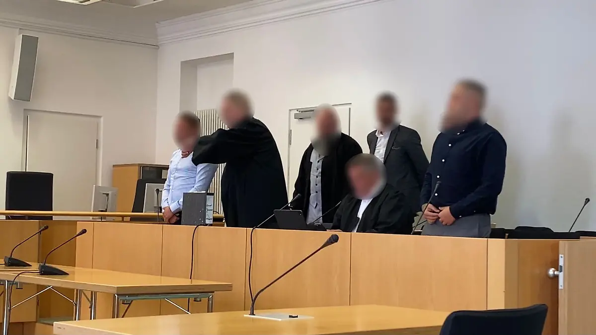 Das Männertrio mit ihren Verteidigern vor Gericht. Alle Personen wurden unkenntlich gemacht.